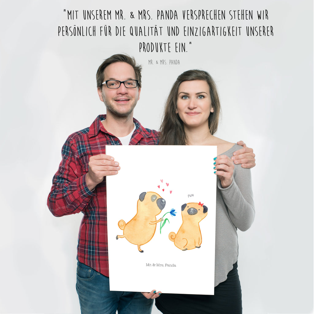 Poster Mops verliebt Poster, Wandposter, Bild, Wanddeko, Küchenposter, Kinderposter, Wanddeko Bild, Raumdekoration, Wanddekoration, Handgemaltes Poster, Mr. & Mrs. Panda Poster, Designposter, Kunstdruck, Posterdruck, Hund, Hundemotiv, Haustier, Hunderasse, Tierliebhaber, Hundebesitzer, Sprüche, Mops, Möpse, Hundeliebe, verliebt, Liebe, Liebesspruch. Verlobt, Geschenk Freund, Partner