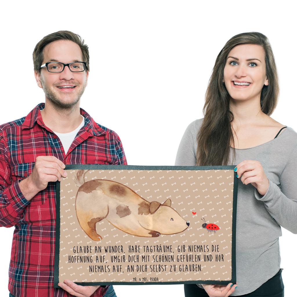 Fußmatte Hund Marienkäfer Hund, Hunde, Hundespruch, Sprüche, Marienkäfer, Mischling, Mischlinghund Türvorleger, Schmutzmatte, Fußabtreter, Matte, Schmutzfänger, Fußabstreifer, Schmutzfangmatte, Türmatte, Motivfußmatte,  Haustürmatte, Vorleger  Hund, Hundemotiv, Haustier, Hunderasse, Tierliebhaber, Hundebesitzer, Sprüche