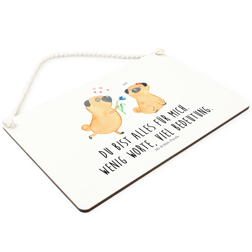 Deko Schild Mops verliebt  	Mops, Möpse, Hund, Hundeliebe, verliebt, Liebe, Liebesspruch. Verlobt, Geschenk Freund, Partner Dekoschild, Deko Schild, Schild, Tür Schild, Türschild, Holzschild, Wandschild, Wanddeko  Hund, Hundemotiv, Haustier, Hunderasse, Tierliebhaber, Hundebesitzer, Sprüche