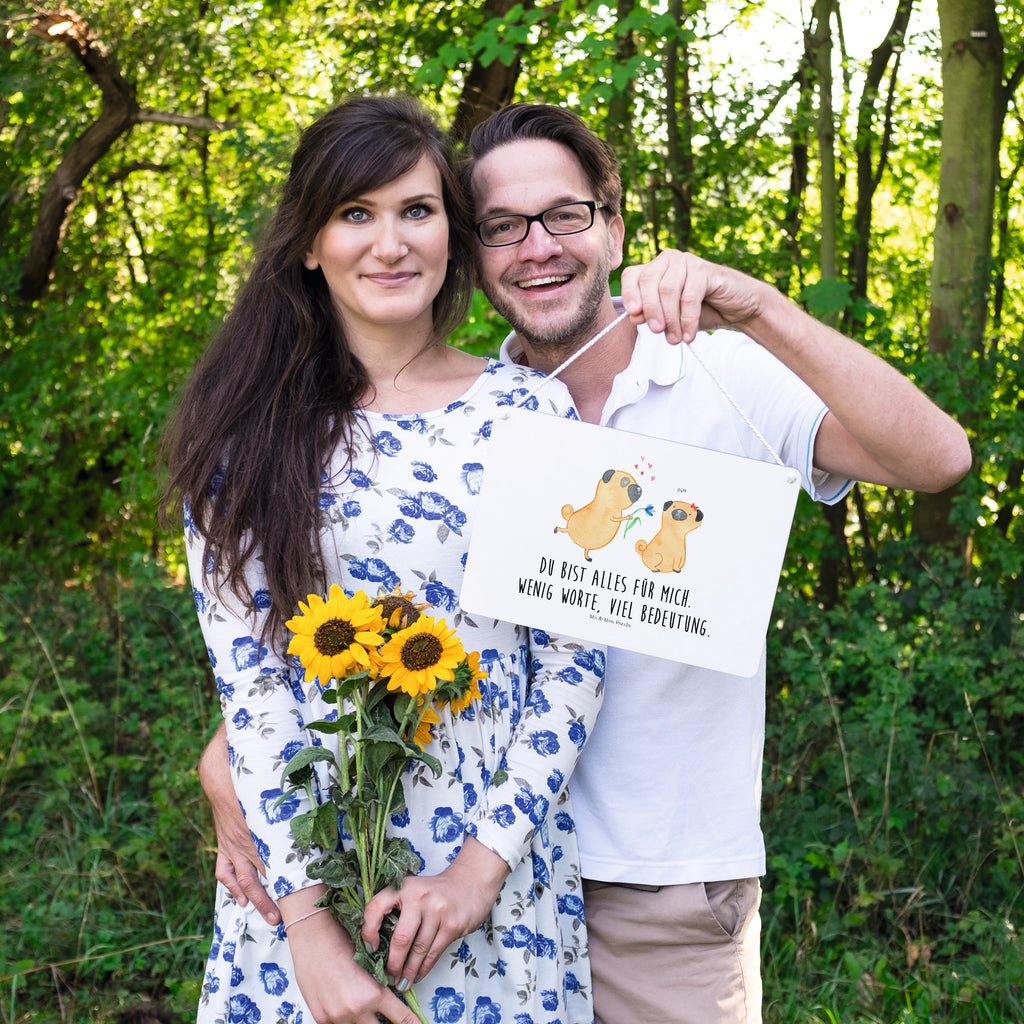 Deko Schild Mops verliebt  	Mops, Möpse, Hund, Hundeliebe, verliebt, Liebe, Liebesspruch. Verlobt, Geschenk Freund, Partner Dekoschild, Deko Schild, Schild, Tür Schild, Türschild, Holzschild, Wandschild, Wanddeko  Hund, Hundemotiv, Haustier, Hunderasse, Tierliebhaber, Hundebesitzer, Sprüche