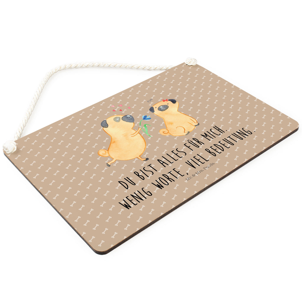 Deko Schild Mops verliebt  	Mops, Möpse, Hund, Hundeliebe, verliebt, Liebe, Liebesspruch. Verlobt, Geschenk Freund, Partner Dekoschild, Deko Schild, Schild, Tür Schild, Türschild, Holzschild, Wandschild, Wanddeko  Hund, Hundemotiv, Haustier, Hunderasse, Tierliebhaber, Hundebesitzer, Sprüche