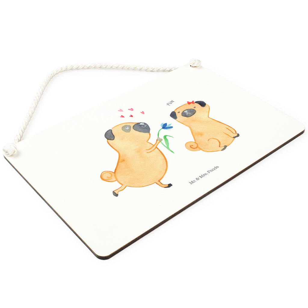 Deko Schild Mops verliebt  	Mops, Möpse, Hund, Hundeliebe, verliebt, Liebe, Liebesspruch. Verlobt, Geschenk Freund, Partner Dekoschild, Deko Schild, Schild, Tür Schild, Türschild, Holzschild, Wandschild, Wanddeko  Hund, Hundemotiv, Haustier, Hunderasse, Tierliebhaber, Hundebesitzer, Sprüche