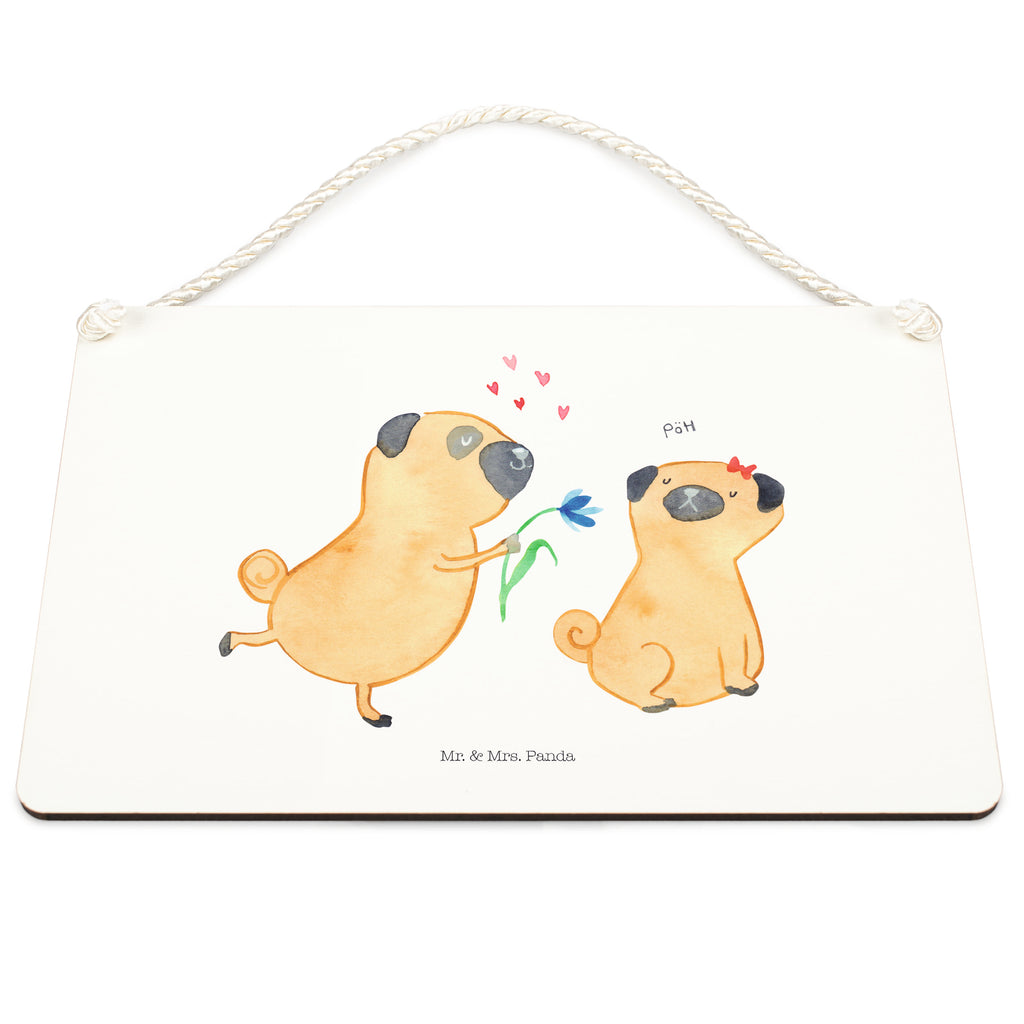 Deko Schild Mops verliebt  	Mops, Möpse, Hund, Hundeliebe, verliebt, Liebe, Liebesspruch. Verlobt, Geschenk Freund, Partner Dekoschild, Deko Schild, Schild, Tür Schild, Türschild, Holzschild, Wandschild, Wanddeko  Hund, Hundemotiv, Haustier, Hunderasse, Tierliebhaber, Hundebesitzer, Sprüche