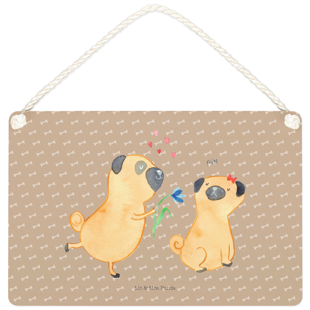 Deko Schild Mops verliebt  	Mops, Möpse, Hund, Hundeliebe, verliebt, Liebe, Liebesspruch. Verlobt, Geschenk Freund, Partner Dekoschild, Deko Schild, Schild, Tür Schild, Türschild, Holzschild, Wandschild, Wanddeko  Hund, Hundemotiv, Haustier, Hunderasse, Tierliebhaber, Hundebesitzer, Sprüche