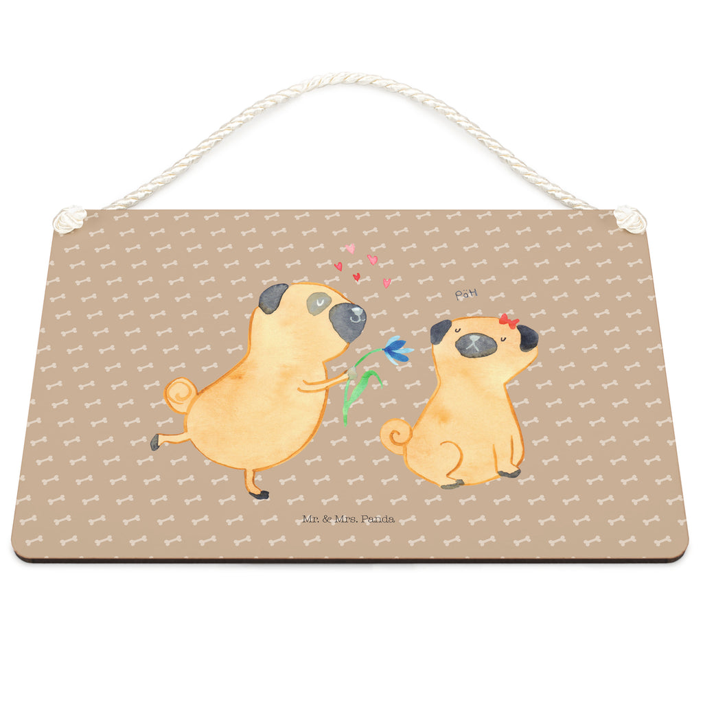 Deko Schild Mops verliebt  	Mops, Möpse, Hund, Hundeliebe, verliebt, Liebe, Liebesspruch. Verlobt, Geschenk Freund, Partner Dekoschild, Deko Schild, Schild, Tür Schild, Türschild, Holzschild, Wandschild, Wanddeko  Hund, Hundemotiv, Haustier, Hunderasse, Tierliebhaber, Hundebesitzer, Sprüche