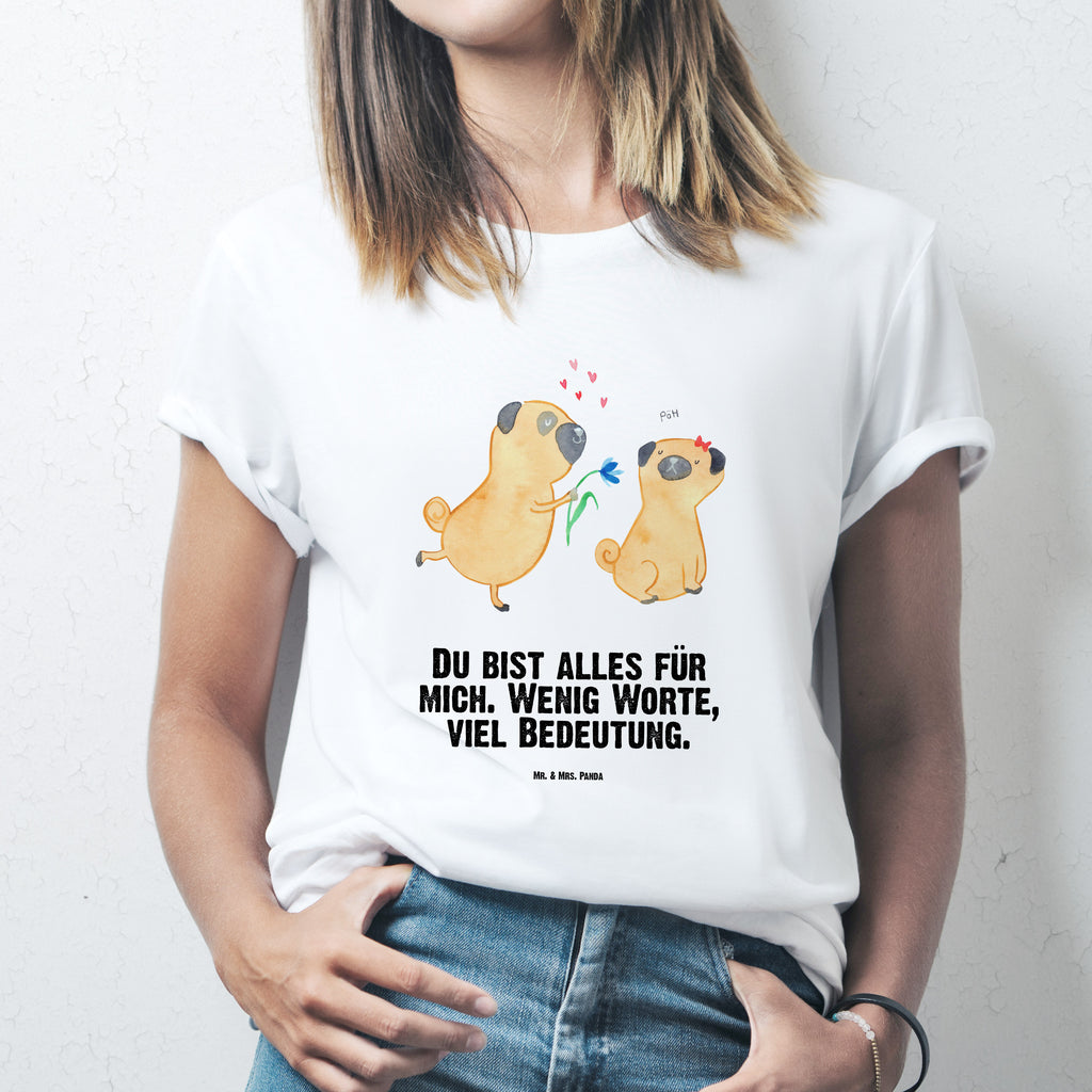Größe S T-Shirt Mops verliebt T-Shirt, Shirt, Tshirt, Lustiges T-Shirt, T-Shirt mit Spruch, Party, Junggesellenabschied, Jubiläum, Geburstag, Herrn, Damen, Männer, Frauen, Schlafshirt, Nachthemd, Sprüche, Hund, Hundemotiv, Haustier, Hunderasse, Tierliebhaber, Hundebesitzer, Mops, Möpse, Hundeliebe, verliebt, Liebe, Liebesspruch. Verlobt, Geschenk Freund, Partner