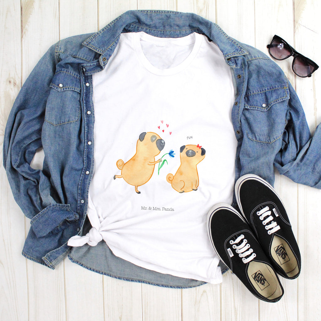 Größe S T-Shirt Mops verliebt T-Shirt, Shirt, Tshirt, Lustiges T-Shirt, T-Shirt mit Spruch, Party, Junggesellenabschied, Jubiläum, Geburstag, Herrn, Damen, Männer, Frauen, Schlafshirt, Nachthemd, Sprüche, Hund, Hundemotiv, Haustier, Hunderasse, Tierliebhaber, Hundebesitzer, Mops, Möpse, Hundeliebe, verliebt, Liebe, Liebesspruch. Verlobt, Geschenk Freund, Partner