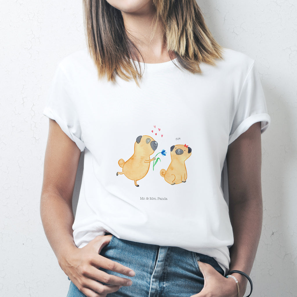Größe S T-Shirt Mops verliebt T-Shirt, Shirt, Tshirt, Lustiges T-Shirt, T-Shirt mit Spruch, Party, Junggesellenabschied, Jubiläum, Geburstag, Herrn, Damen, Männer, Frauen, Schlafshirt, Nachthemd, Sprüche, Hund, Hundemotiv, Haustier, Hunderasse, Tierliebhaber, Hundebesitzer, Mops, Möpse, Hundeliebe, verliebt, Liebe, Liebesspruch. Verlobt, Geschenk Freund, Partner