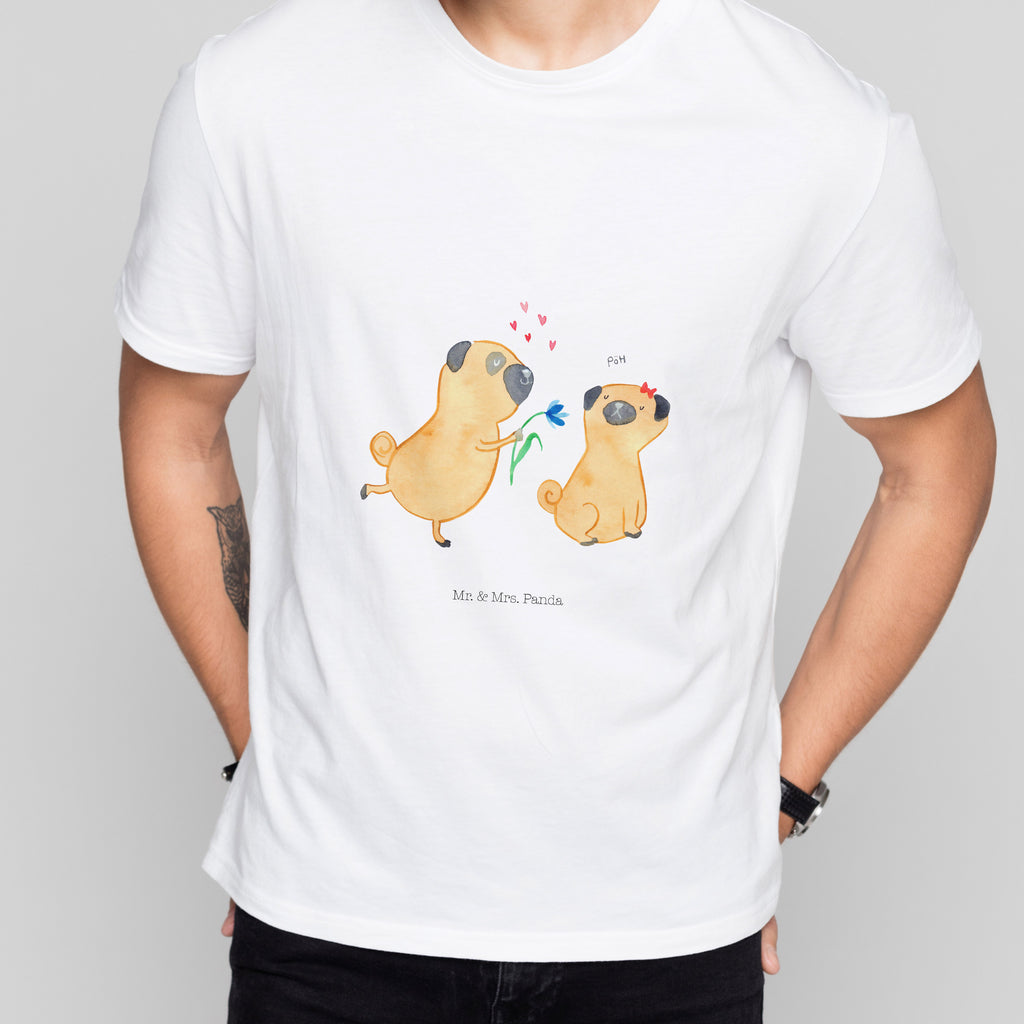 Größe S T-Shirt Mops verliebt T-Shirt, Shirt, Tshirt, Lustiges T-Shirt, T-Shirt mit Spruch, Party, Junggesellenabschied, Jubiläum, Geburstag, Herrn, Damen, Männer, Frauen, Schlafshirt, Nachthemd, Sprüche, Hund, Hundemotiv, Haustier, Hunderasse, Tierliebhaber, Hundebesitzer, Mops, Möpse, Hundeliebe, verliebt, Liebe, Liebesspruch. Verlobt, Geschenk Freund, Partner
