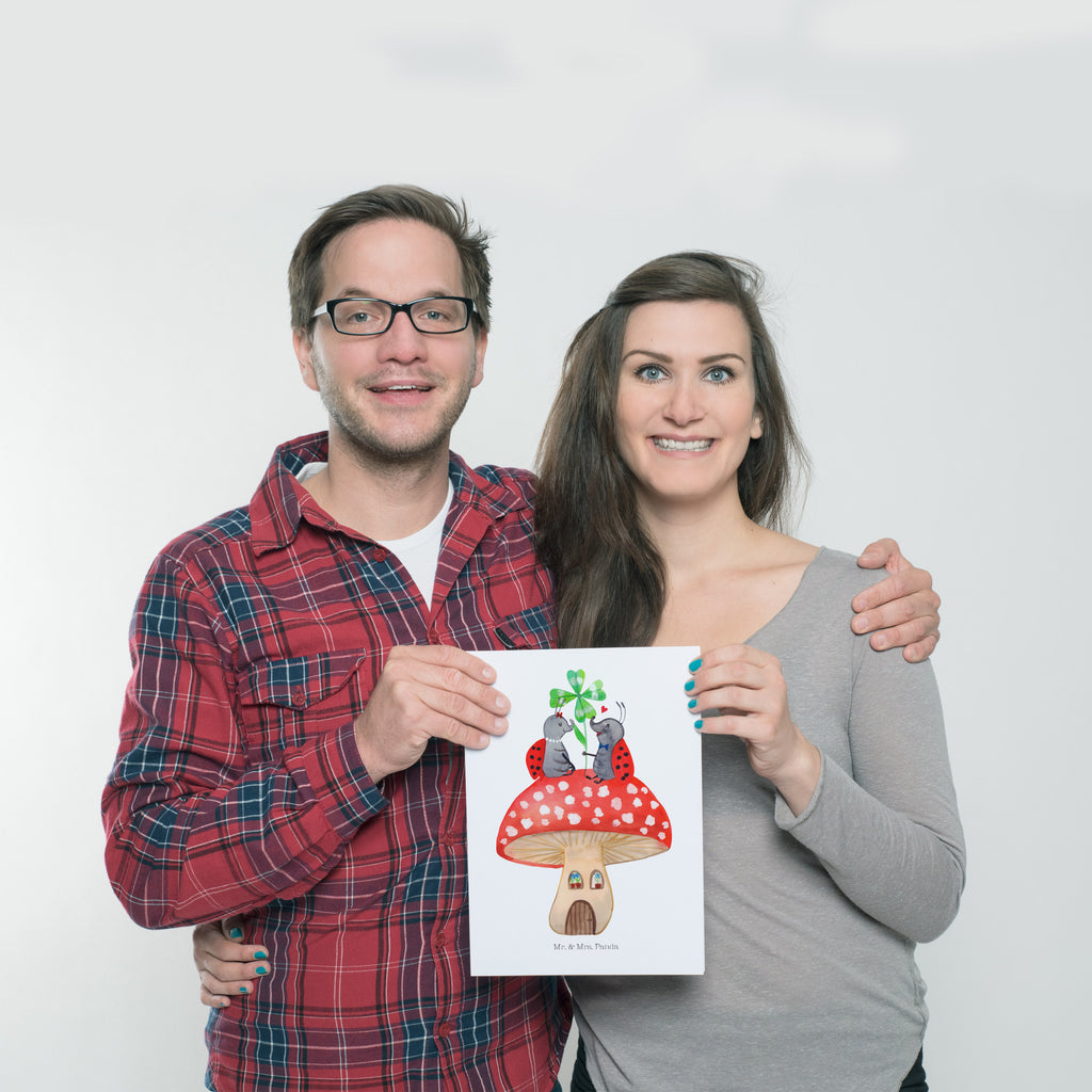 Poster Marienkäfer Paar Fliegenpilz Poster, Wandposter, Bild, Wanddeko, Küchenposter, Kinderposter, Wanddeko Bild, Raumdekoration, Wanddekoration, Handgemaltes Poster, Mr. & Mrs. Panda Poster, Designposter, Kunstdruck, Posterdruck, Tiermotive, Gute Laune, lustige Sprüche, Tiere, Haus, Wohnung, zuhause, Fliegenpilz, Marienkäfer, Fleigenpilzhaus