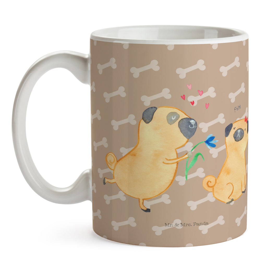 Tasse Mops verliebt  	Mops, Möpse, Hund, Hundeliebe, verliebt, Liebe, Liebesspruch. Verlobt, Geschenk Freund, Partner Becher, Kaffeetasse, Kaffeebecher, Tee, Frühstück, Büro  Hund, Hundemotiv, Haustier, Hunderasse, Tierliebhaber, Hundebesitzer, Sprüche