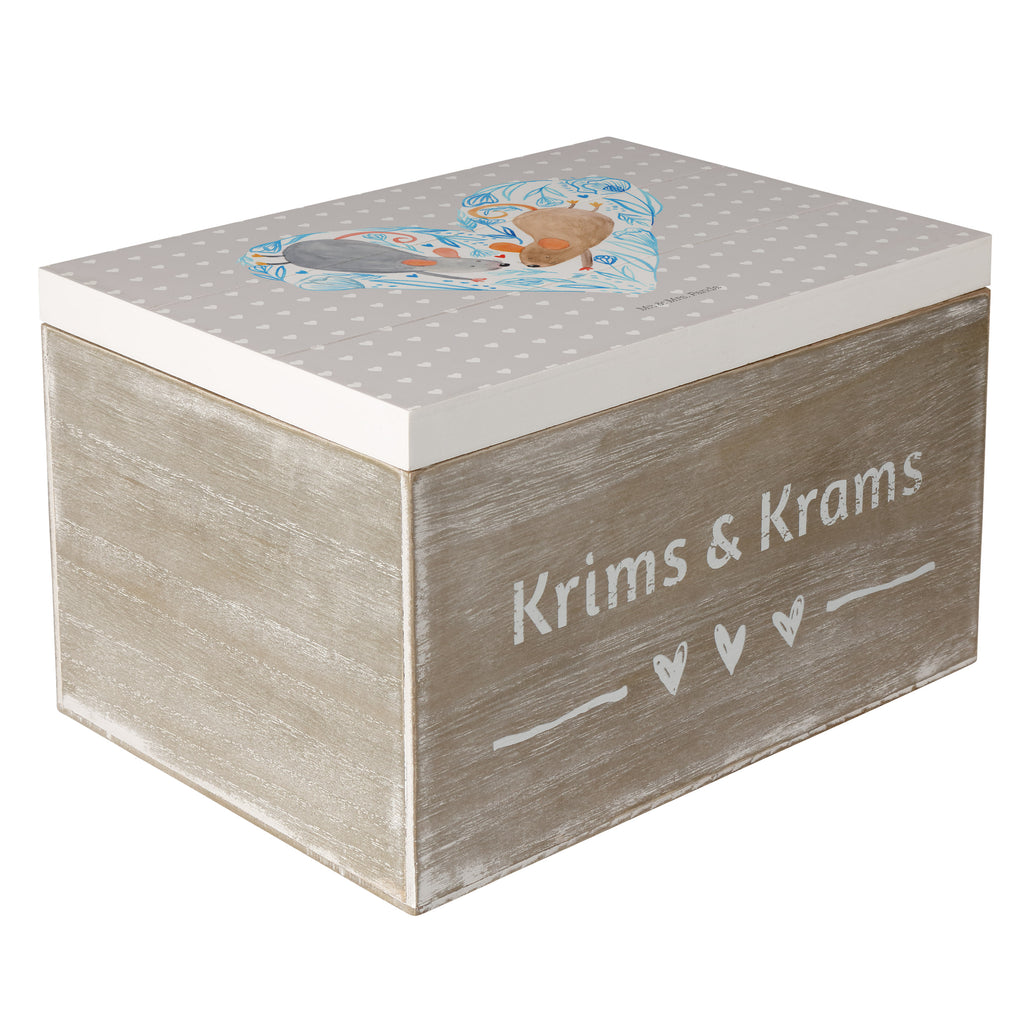 Holzkiste Mäuse Herz Holzkiste, Kiste, Schatzkiste, Truhe, Schatulle, XXL, Erinnerungsbox, Erinnerungskiste, Dekokiste, Aufbewahrungsbox, Liebe, Partner, Freund, Freundin, Ehemann, Ehefrau, Heiraten, Verlobung, Heiratsantrag, Liebesgeschenk, Jahrestag, Hocheitstag, Maus, Mäuse, Liebesbotschaft, Liebesbeweis, Hochzeit, Lieblingsmensch, Gemeinsamkeit, Love, Geschenk für zwei