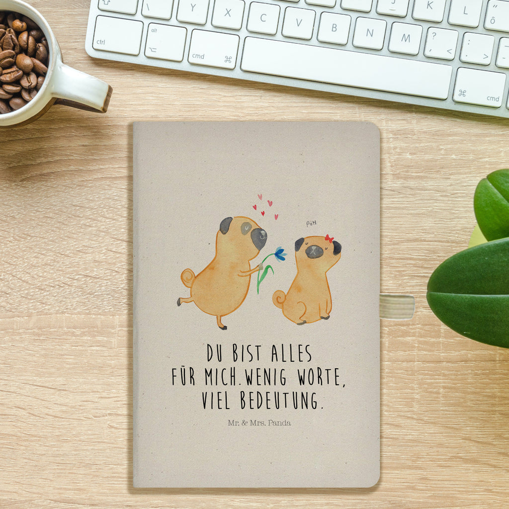 DIN A5 Baumwoll Notizbuch Mops verliebt Notizen, Eintragebuch, Tagebuch, Notizblock, Adressbuch, Journal, Kladde, Skizzenbuch, Notizheft, Schreibbuch, Schreibheft, Hund, Hundemotiv, Haustier, Hunderasse, Tierliebhaber, Hundebesitzer, Sprüche, Mops, Möpse, Hundeliebe, verliebt, Liebe, Liebesspruch. Verlobt, Geschenk Freund, Partner