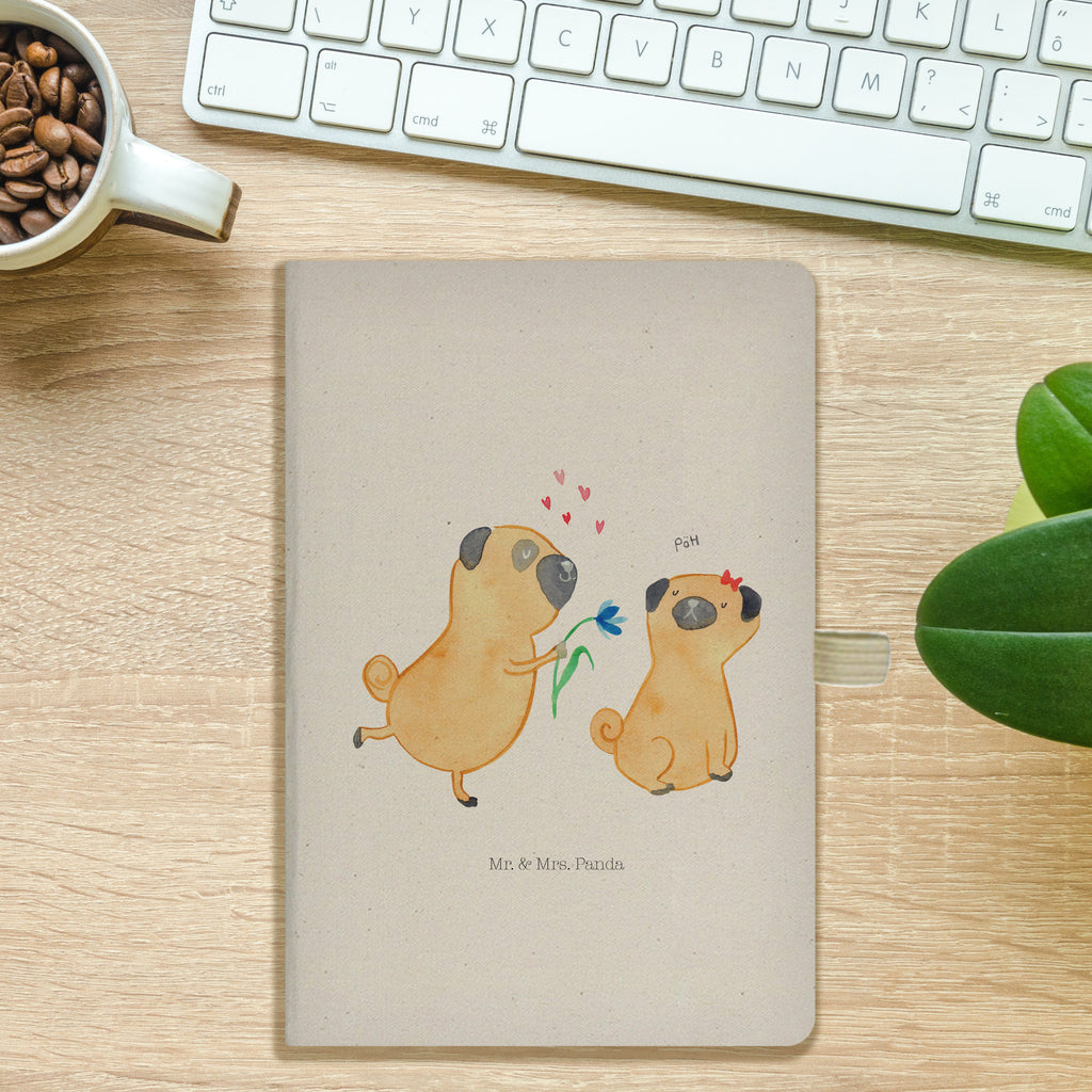 DIN A5 Baumwoll Notizbuch Mops verliebt Notizen, Eintragebuch, Tagebuch, Notizblock, Adressbuch, Journal, Kladde, Skizzenbuch, Notizheft, Schreibbuch, Schreibheft, Hund, Hundemotiv, Haustier, Hunderasse, Tierliebhaber, Hundebesitzer, Sprüche, Mops, Möpse, Hundeliebe, verliebt, Liebe, Liebesspruch. Verlobt, Geschenk Freund, Partner