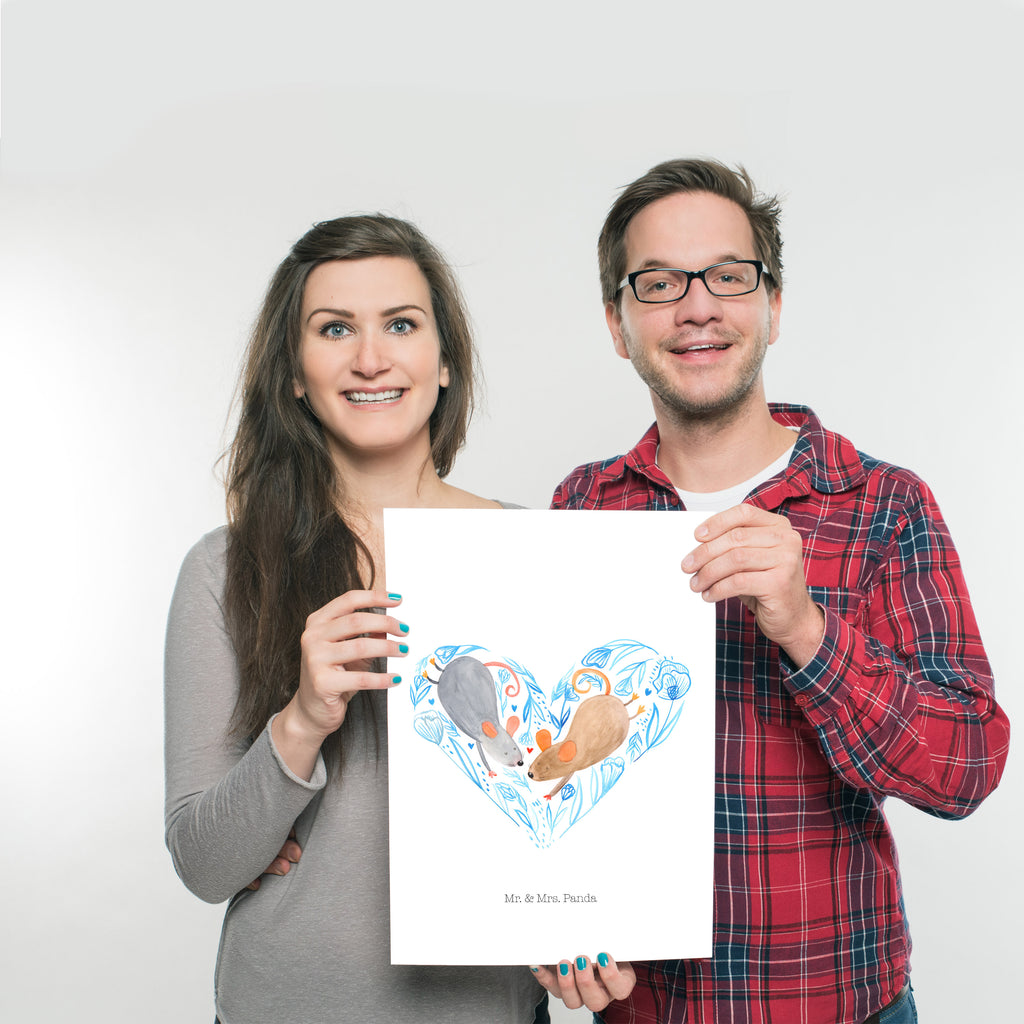Poster Mäuse Herz Poster, Wandposter, Bild, Wanddeko, Küchenposter, Kinderposter, Wanddeko Bild, Raumdekoration, Wanddekoration, Handgemaltes Poster, Mr. & Mrs. Panda Poster, Designposter, Kunstdruck, Posterdruck, Liebe, Partner, Freund, Freundin, Ehemann, Ehefrau, Heiraten, Verlobung, Heiratsantrag, Liebesgeschenk, Jahrestag, Hocheitstag, Maus, Mäuse, Liebesbotschaft, Liebesbeweis, Hochzeit, Lieblingsmensch, Gemeinsamkeit, Love, Geschenk für zwei