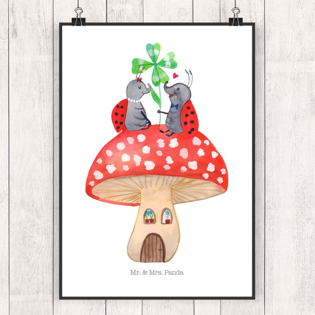Poster Marienkäfer Paar Fliegenpilz Poster, Wandposter, Bild, Wanddeko, Küchenposter, Kinderposter, Wanddeko Bild, Raumdekoration, Wanddekoration, Handgemaltes Poster, Mr. & Mrs. Panda Poster, Designposter, Kunstdruck, Posterdruck, Tiermotive, Gute Laune, lustige Sprüche, Tiere, Haus, Wohnung, zuhause, Fliegenpilz, Marienkäfer, Fleigenpilzhaus