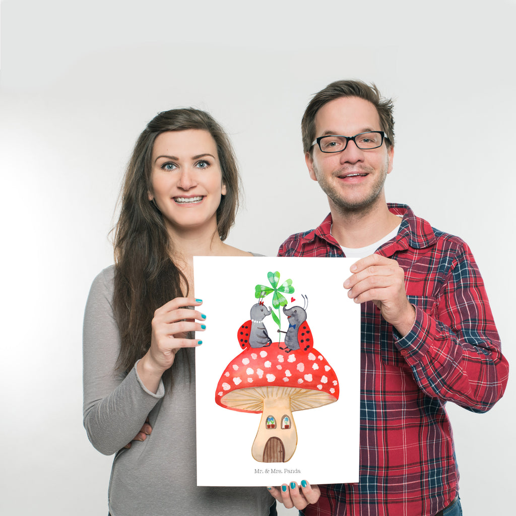 Poster Marienkäfer Paar Fliegenpilz Poster, Wandposter, Bild, Wanddeko, Küchenposter, Kinderposter, Wanddeko Bild, Raumdekoration, Wanddekoration, Handgemaltes Poster, Mr. & Mrs. Panda Poster, Designposter, Kunstdruck, Posterdruck, Tiermotive, Gute Laune, lustige Sprüche, Tiere, Haus, Wohnung, zuhause, Fliegenpilz, Marienkäfer, Fleigenpilzhaus