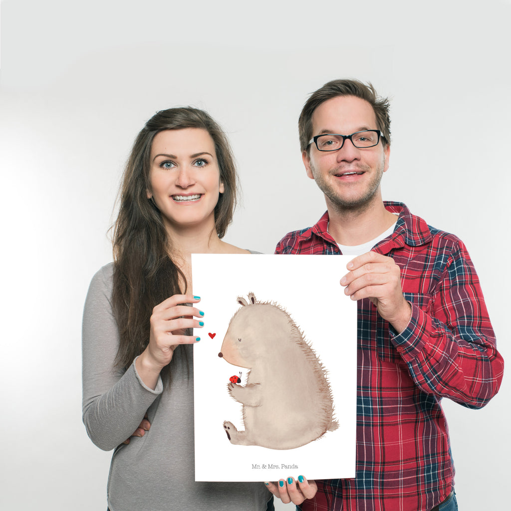Poster Bär mit Marienkäfer Poster, Wandposter, Bild, Wanddeko, Küchenposter, Kinderposter, Wanddeko Bild, Raumdekoration, Wanddekoration, Handgemaltes Poster, Mr. & Mrs. Panda Poster, Designposter, Kunstdruck, Posterdruck, Bär, Teddy, Teddybär, Marienkäfer, Liebe, Freiheit, Motivation, Das Leben ist schön