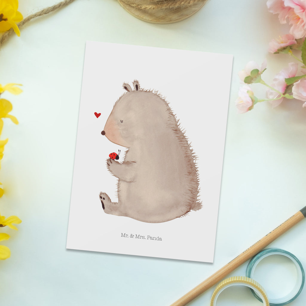 Postkarte Bär mit Marienkäfer Geschenkkarte, Grußkarte, Karte, Einladung, Ansichtskarte, Geburtstagskarte, Einladungskarte, Dankeskarte, Bär, Teddy, Teddybär, Marienkäfer, Liebe, Freiheit, Motivation, Das Leben ist schön