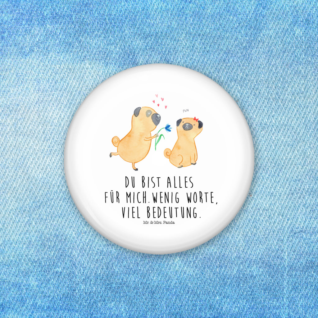 50mm Button Mops verliebt 50mm Button, Button, Pin, Anstecknadel, Hund, Hundemotiv, Haustier, Hunderasse, Tierliebhaber, Hundebesitzer, Sprüche, Mops, Möpse, Hundeliebe, verliebt, Liebe, Liebesspruch. Verlobt, Geschenk Freund, Partner