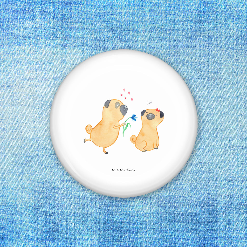 50mm Button Mops verliebt 50mm Button, Button, Pin, Anstecknadel, Hund, Hundemotiv, Haustier, Hunderasse, Tierliebhaber, Hundebesitzer, Sprüche, Mops, Möpse, Hundeliebe, verliebt, Liebe, Liebesspruch. Verlobt, Geschenk Freund, Partner