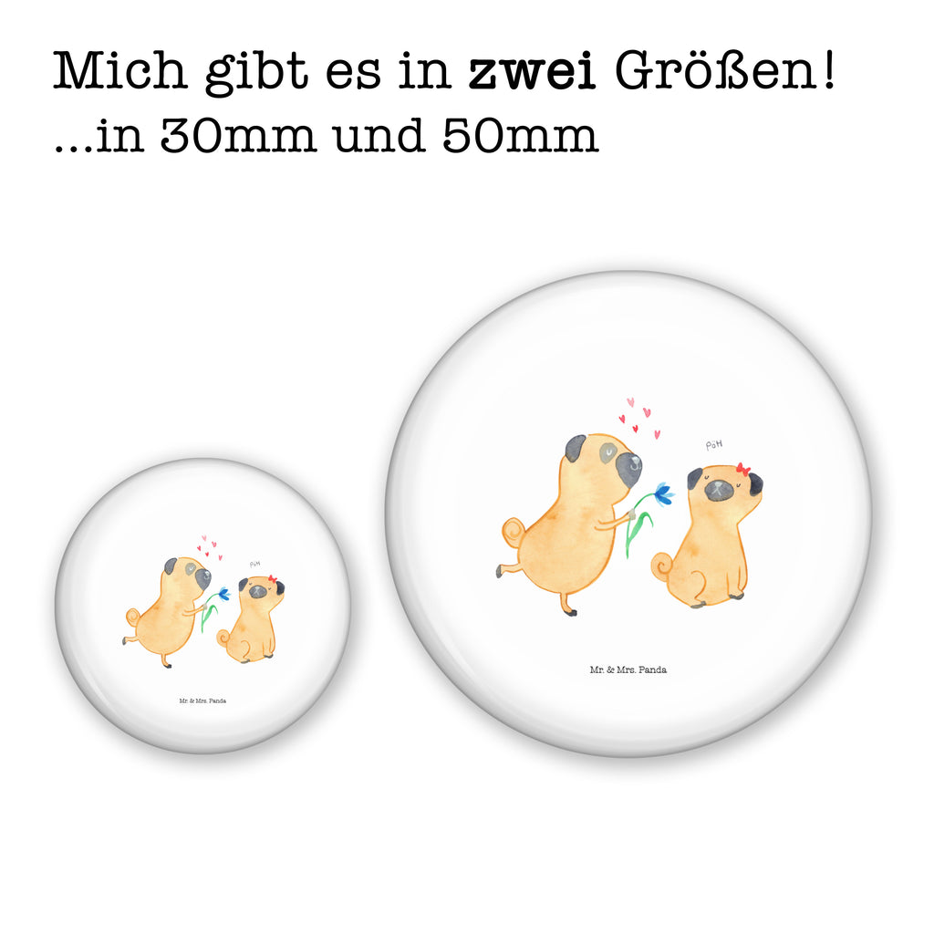 50mm Button Mops verliebt 50mm Button, Button, Pin, Anstecknadel, Hund, Hundemotiv, Haustier, Hunderasse, Tierliebhaber, Hundebesitzer, Sprüche, Mops, Möpse, Hundeliebe, verliebt, Liebe, Liebesspruch. Verlobt, Geschenk Freund, Partner