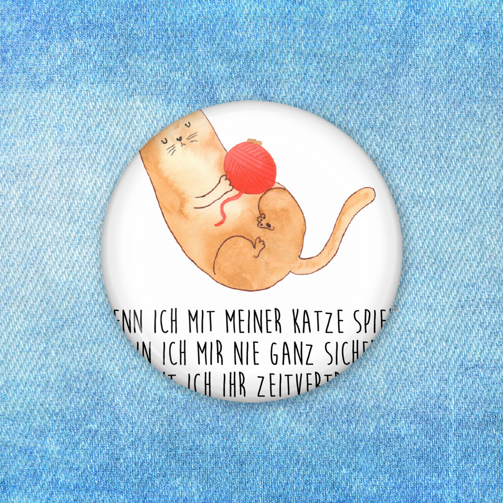 50mm Button Katzen Wollknäul 50mm Button, Button, Pin, Anstecknadel, Katze, Katzenmotiv, Katzenfan, Katzendeko, Katzenfreund, Katzenliebhaber, Katzenprodukte, Katzenartikel, Katzenaccessoires, Katzensouvenirs, Katzenliebhaberprodukte, Katzenmotive, Katzen, Kater, Mietze, Cat, Cats, Katzenhalter, Katzenbesitzerin, Haustier, Wollknäuel, Wolle, Spielen, Spiel, verspielt