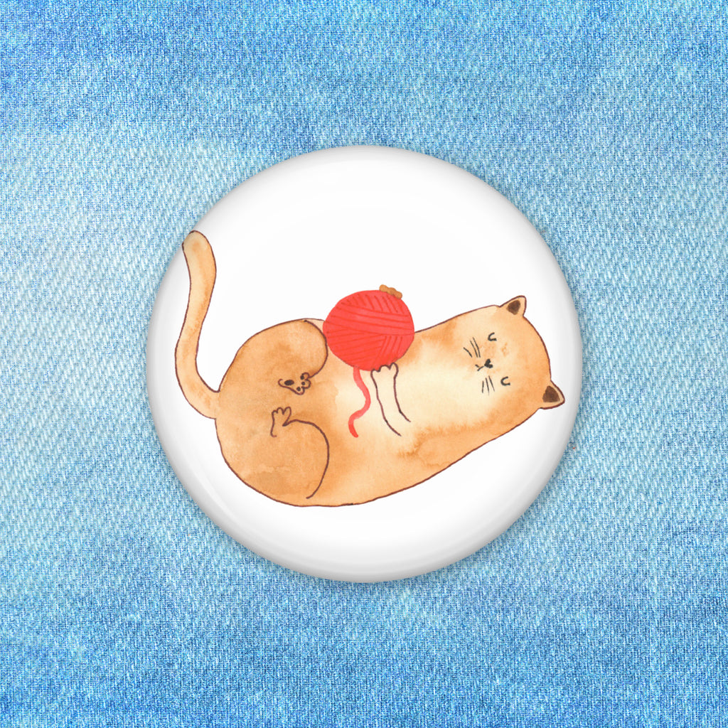 50mm Button Katzen Wollknäul 50mm Button, Button, Pin, Anstecknadel, Katze, Katzenmotiv, Katzenfan, Katzendeko, Katzenfreund, Katzenliebhaber, Katzenprodukte, Katzenartikel, Katzenaccessoires, Katzensouvenirs, Katzenliebhaberprodukte, Katzenmotive, Katzen, Kater, Mietze, Cat, Cats, Katzenhalter, Katzenbesitzerin, Haustier, Wollknäuel, Wolle, Spielen, Spiel, verspielt