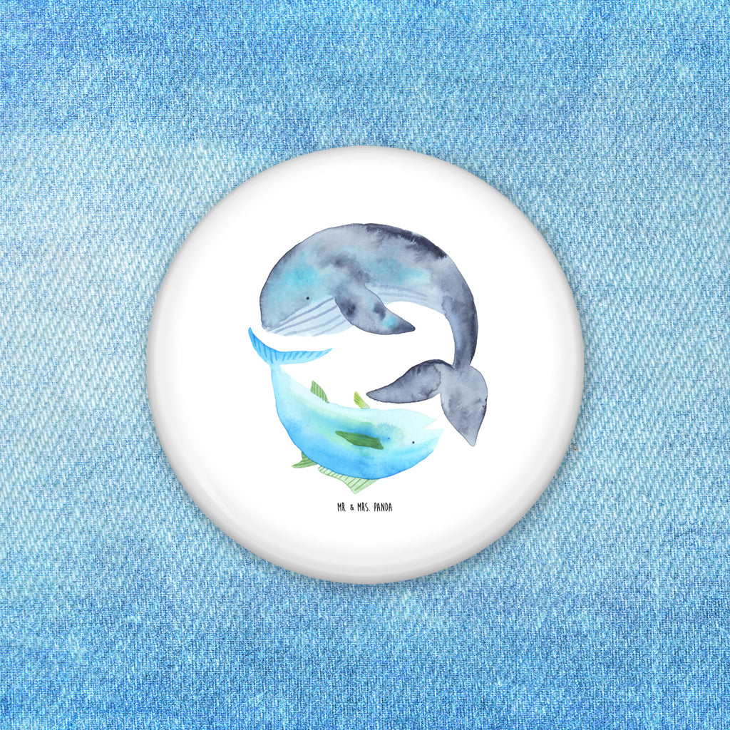 50mm Button Walfisch & Thunfisch 50mm Button, Button, Pin, Anstecknadel, Tiermotive, Gute Laune, lustige Sprüche, Tiere, Wal, Wahl, Tunfisch, Wortwitz lustig, Spruch lustig, Flachwitz, Witz, Spruch des Tages, Flachwitz Geschenk