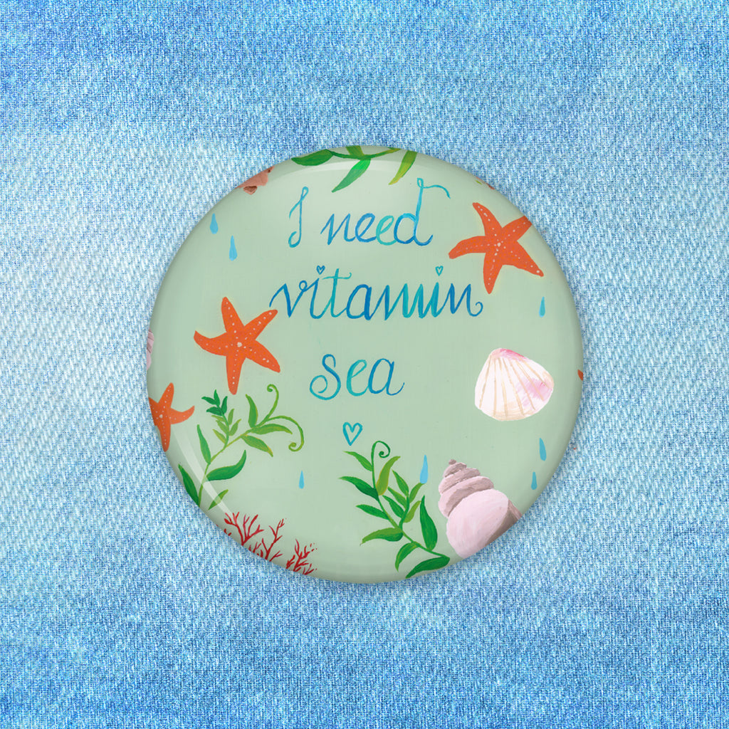 50mm Button Vitamin Sea 50mm Button, Button, Pin, Anstecknadel, Blumen Deko, Frühlings Deko, Sommer Deko, Dekoration, positive Botschaft, Naturliebhaber, Outdoor, Natur, Abenteuer, Vitamin Sea, See, Schwimmen Spruch, Schwimmer Geschenk, Strand Urlaub, Wasserratte Geschenk, Urlaub am Meer