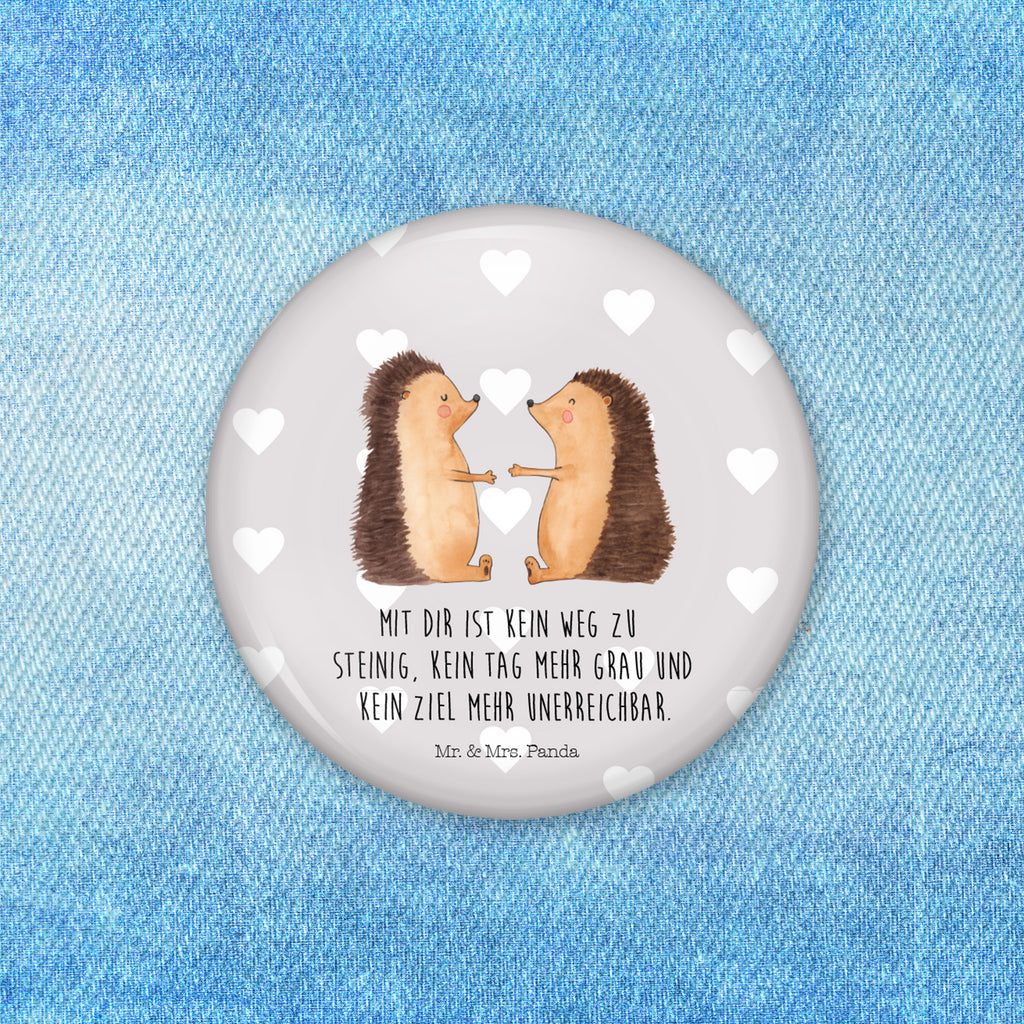 50mm Button Igel Liebe 50mm Button, Button, Pin, Anstecknadel, Liebe, Partner, Freund, Freundin, Ehemann, Ehefrau, Heiraten, Verlobung, Heiratsantrag, Liebesgeschenk, Jahrestag, Hocheitstag, Verliebt, Verlobt, Verheiratet, Geschenk, Liebesbeweis, Hochzeitstag, Hochzeit, Igel