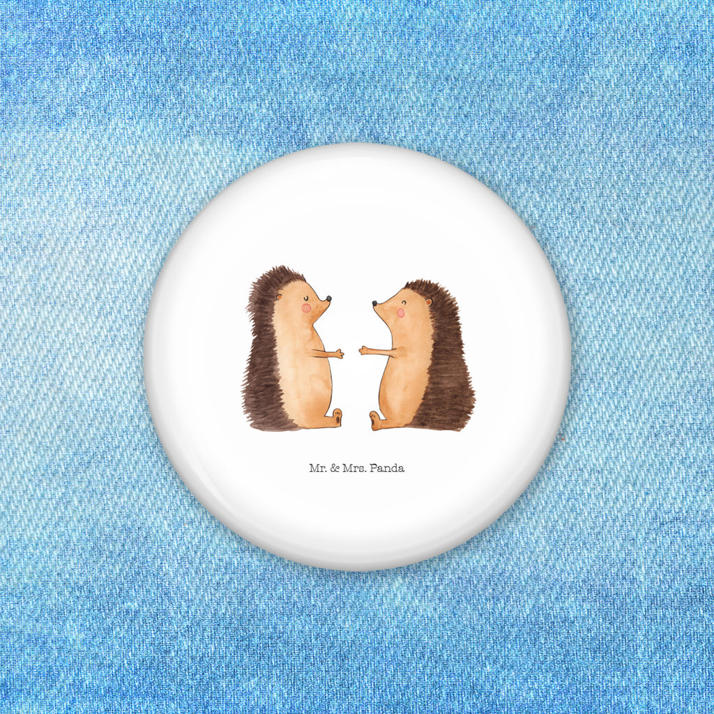 50mm Button Igel Liebe 50mm Button, Button, Pin, Anstecknadel, Liebe, Partner, Freund, Freundin, Ehemann, Ehefrau, Heiraten, Verlobung, Heiratsantrag, Liebesgeschenk, Jahrestag, Hocheitstag, Verliebt, Verlobt, Verheiratet, Geschenk, Liebesbeweis, Hochzeitstag, Hochzeit, Igel