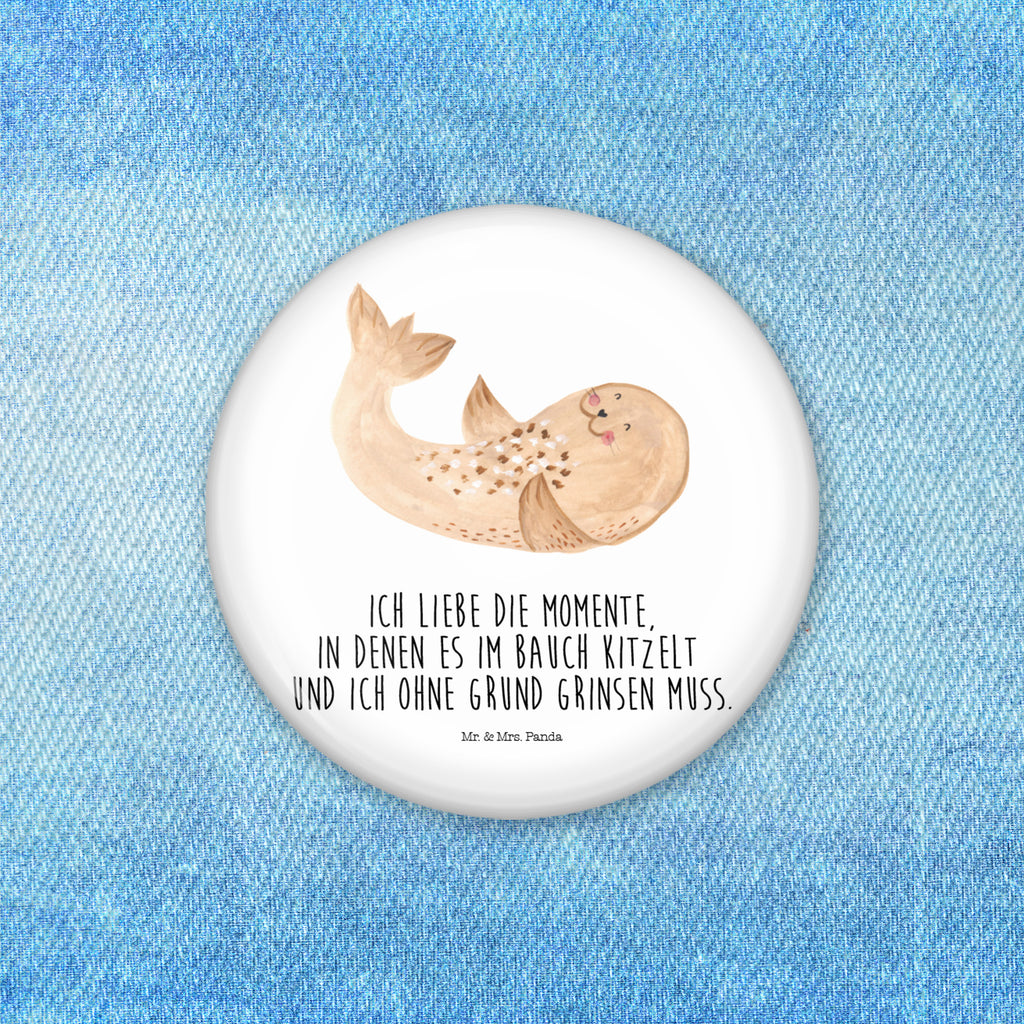 50mm Button Robbe liegend 50mm Button, Button, Pin, Anstecknadel, Tiermotive, Gute Laune, lustige Sprüche, Tiere, Robbe, Robben, Seehund, Strand, Meerestier, Ostsee, Nordsee, Lachen, Freude
