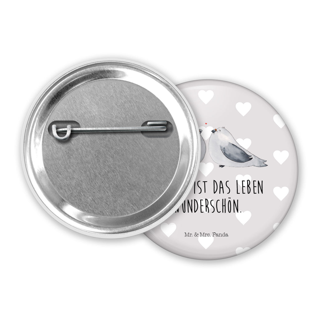 50mm Button Turteltauben Liebe 50mm Button, Button, Pin, Anstecknadel, Liebe, Partner, Freund, Freundin, Ehemann, Ehefrau, Heiraten, Verlobung, Heiratsantrag, Liebesgeschenk, Jahrestag, Hocheitstag, Turteltauben, Turteltäubchen, Tauben, Verliebt, Verlobt, Verheiratet, Geschenk Freundin, Geschenk Freund, Liebesbeweis, Hochzeitstag, Geschenk Hochzeit