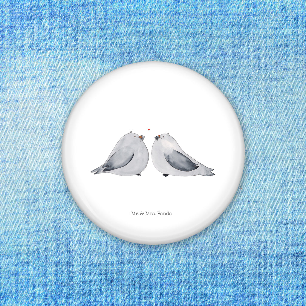 50mm Button Turteltauben Liebe 50mm Button, Button, Pin, Anstecknadel, Liebe, Partner, Freund, Freundin, Ehemann, Ehefrau, Heiraten, Verlobung, Heiratsantrag, Liebesgeschenk, Jahrestag, Hocheitstag, Turteltauben, Turteltäubchen, Tauben, Verliebt, Verlobt, Verheiratet, Geschenk Freundin, Geschenk Freund, Liebesbeweis, Hochzeitstag, Geschenk Hochzeit