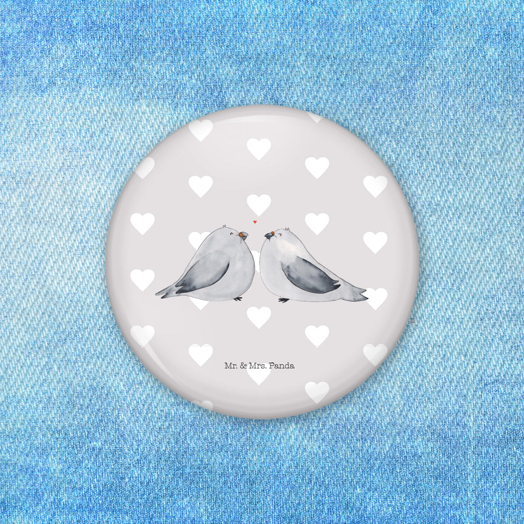 50mm Button Turteltauben Liebe 50mm Button, Button, Pin, Anstecknadel, Liebe, Partner, Freund, Freundin, Ehemann, Ehefrau, Heiraten, Verlobung, Heiratsantrag, Liebesgeschenk, Jahrestag, Hocheitstag, Turteltauben, Turteltäubchen, Tauben, Verliebt, Verlobt, Verheiratet, Geschenk Freundin, Geschenk Freund, Liebesbeweis, Hochzeitstag, Geschenk Hochzeit