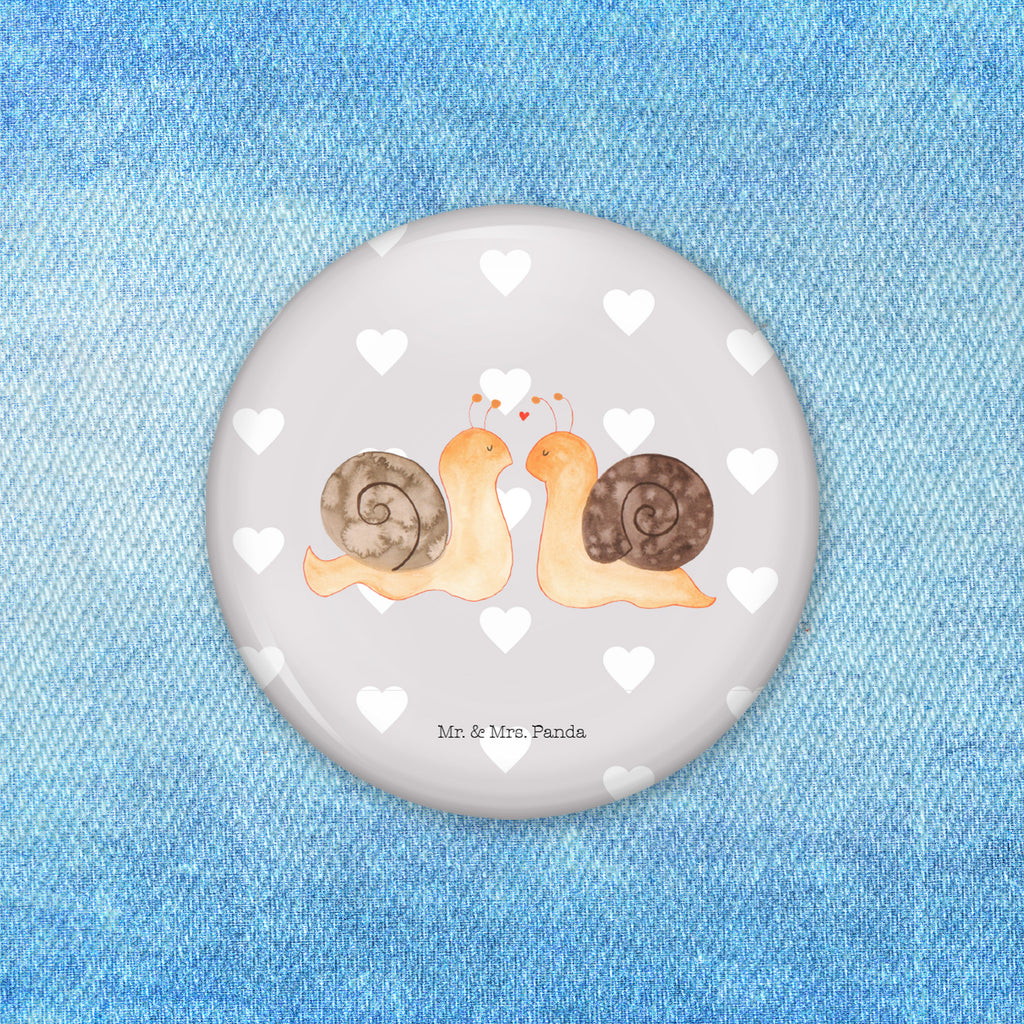 50mm Button Schnecken Liebe 50mm Button, Button, Pin, Anstecknadel, Liebe, Partner, Freund, Freundin, Ehemann, Ehefrau, Heiraten, Verlobung, Heiratsantrag, Liebesgeschenk, Jahrestag, Hocheitstag