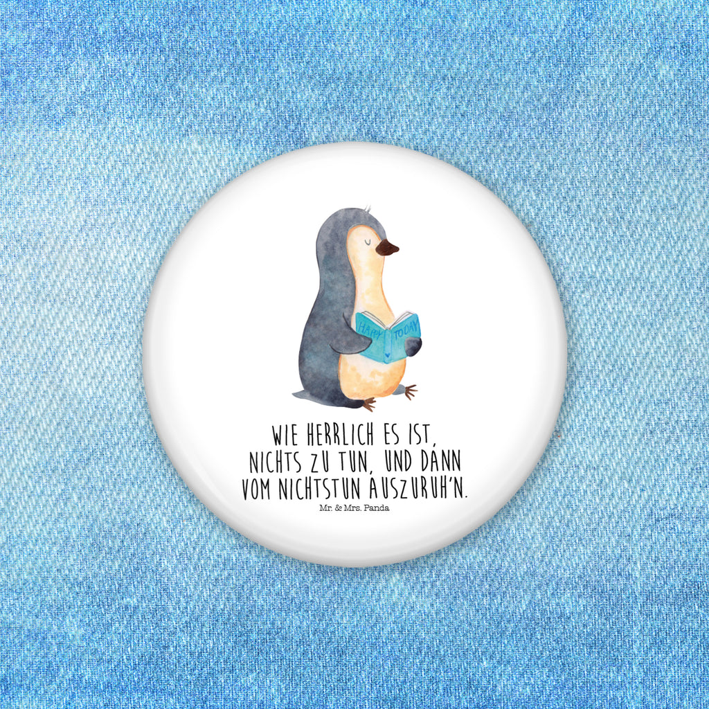 50mm Button Pinguin Buch 50mm Button, Button, Pin, Anstecknadel, Pinguin, Pinguine, Buch, Lesen, Bücherwurm, Nichtstun, Faulenzen, Ferien, Urlaub, Freizeit