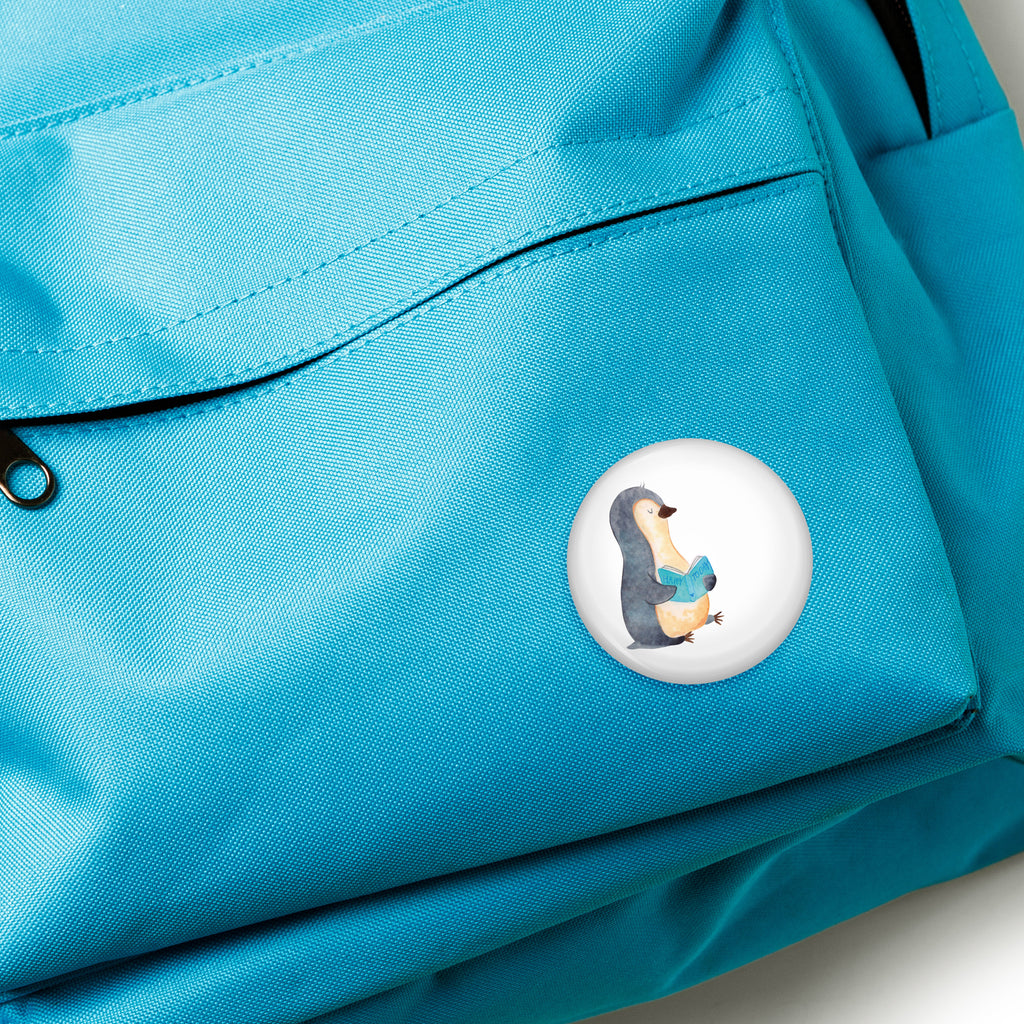 50mm Button Pinguin Buch 50mm Button, Button, Pin, Anstecknadel, Pinguin, Pinguine, Buch, Lesen, Bücherwurm, Nichtstun, Faulenzen, Ferien, Urlaub, Freizeit
