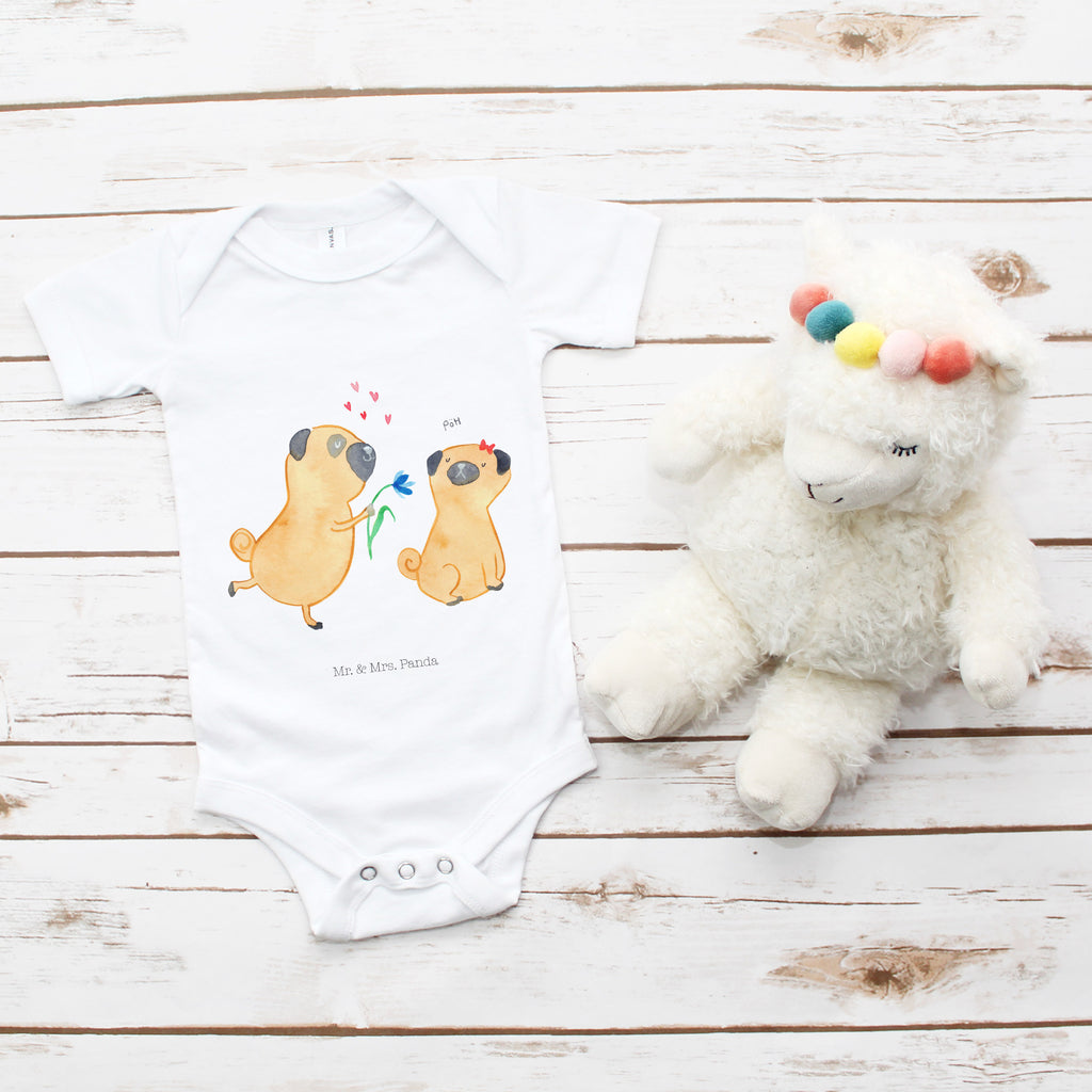 Organic Baby Body Mops verliebt Babykleidung, Babystrampler, Strampler, Wickelbody, Baby Erstausstattung, Junge, Mädchen, Hund, Hundemotiv, Haustier, Hunderasse, Tierliebhaber, Hundebesitzer, Sprüche, Mops, Möpse, Hundeliebe, verliebt, Liebe, Liebesspruch. Verlobt, Geschenk Freund, Partner
