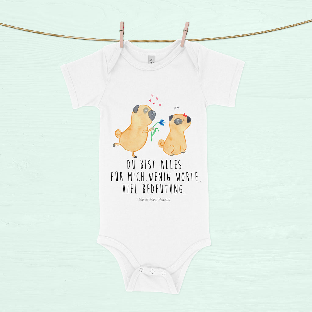 Organic Baby Body Mops verliebt Babykleidung, Babystrampler, Strampler, Wickelbody, Baby Erstausstattung, Junge, Mädchen, Hund, Hundemotiv, Haustier, Hunderasse, Tierliebhaber, Hundebesitzer, Sprüche, Mops, Möpse, Hundeliebe, verliebt, Liebe, Liebesspruch. Verlobt, Geschenk Freund, Partner