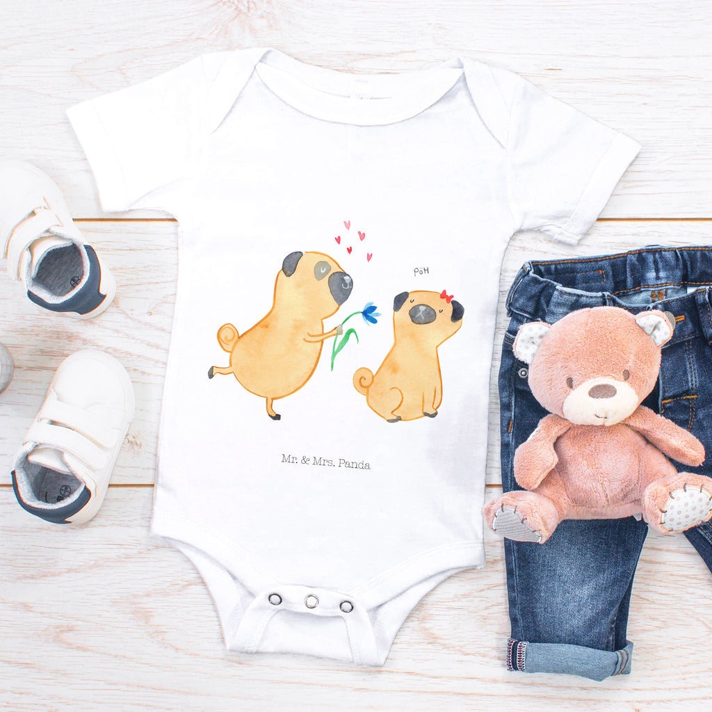 Organic Baby Body Mops verliebt Babykleidung, Babystrampler, Strampler, Wickelbody, Baby Erstausstattung, Junge, Mädchen, Hund, Hundemotiv, Haustier, Hunderasse, Tierliebhaber, Hundebesitzer, Sprüche, Mops, Möpse, Hundeliebe, verliebt, Liebe, Liebesspruch. Verlobt, Geschenk Freund, Partner
