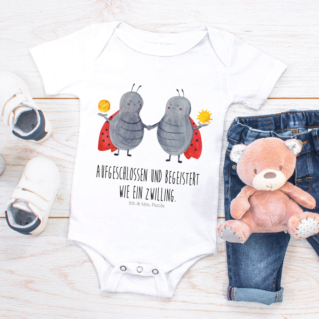 Organic Baby Body Sternzeichen Zwilling Babykleidung, Babystrampler, Strampler, Wickelbody, Baby Erstausstattung, Junge, Mädchen, Tierkreiszeichen, Sternzeichen, Horoskop, Astrologie, Aszendent, Zwillinge, Zwilling Geschenk, Zwilling Sternzeichen, Geburtstag Mai, Geschenk Mai, Geschenk Juni, Marienkäfer, Glückskäfer, Zwillingsbruder, Zwillingsschwester