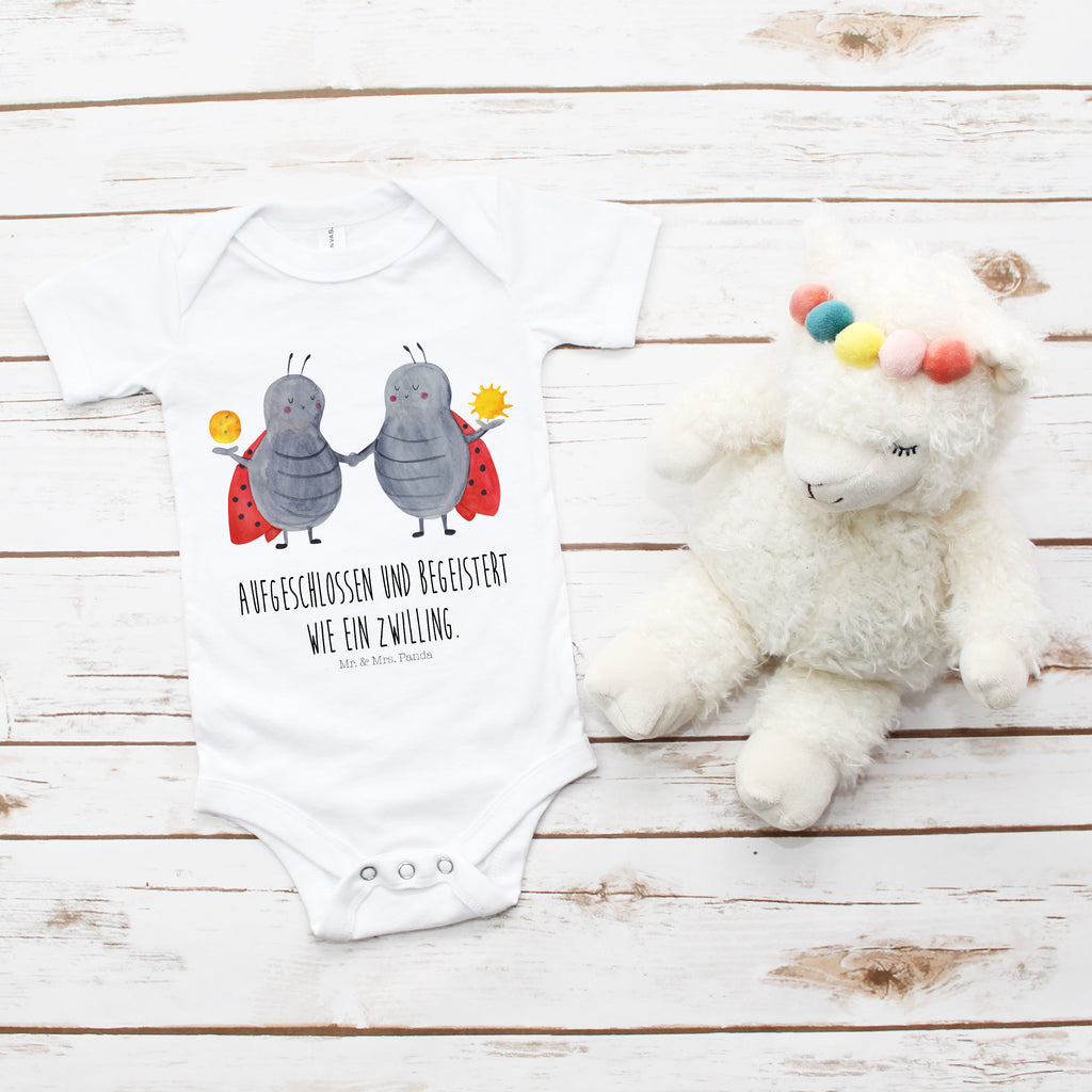 Organic Baby Body Sternzeichen Zwilling Babykleidung, Babystrampler, Strampler, Wickelbody, Baby Erstausstattung, Junge, Mädchen, Tierkreiszeichen, Sternzeichen, Horoskop, Astrologie, Aszendent, Zwillinge, Zwilling Geschenk, Zwilling Sternzeichen, Geburtstag Mai, Geschenk Mai, Geschenk Juni, Marienkäfer, Glückskäfer, Zwillingsbruder, Zwillingsschwester