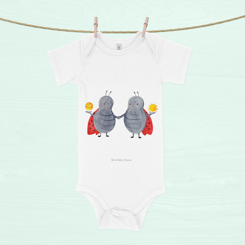 Organic Baby Body Sternzeichen Zwilling Babykleidung, Babystrampler, Strampler, Wickelbody, Baby Erstausstattung, Junge, Mädchen, Tierkreiszeichen, Sternzeichen, Horoskop, Astrologie, Aszendent, Zwillinge, Zwilling Geschenk, Zwilling Sternzeichen, Geburtstag Mai, Geschenk Mai, Geschenk Juni, Marienkäfer, Glückskäfer, Zwillingsbruder, Zwillingsschwester