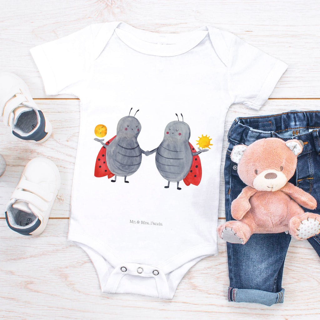 Organic Baby Body Sternzeichen Zwilling Babykleidung, Babystrampler, Strampler, Wickelbody, Baby Erstausstattung, Junge, Mädchen, Tierkreiszeichen, Sternzeichen, Horoskop, Astrologie, Aszendent, Zwillinge, Zwilling Geschenk, Zwilling Sternzeichen, Geburtstag Mai, Geschenk Mai, Geschenk Juni, Marienkäfer, Glückskäfer, Zwillingsbruder, Zwillingsschwester