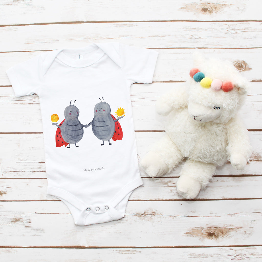 Organic Baby Body Sternzeichen Zwilling Babykleidung, Babystrampler, Strampler, Wickelbody, Baby Erstausstattung, Junge, Mädchen, Tierkreiszeichen, Sternzeichen, Horoskop, Astrologie, Aszendent, Zwillinge, Zwilling Geschenk, Zwilling Sternzeichen, Geburtstag Mai, Geschenk Mai, Geschenk Juni, Marienkäfer, Glückskäfer, Zwillingsbruder, Zwillingsschwester