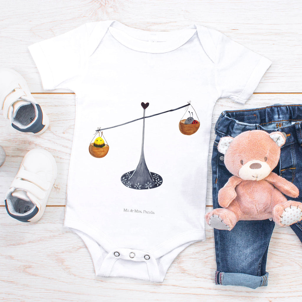 Organic Baby Body Sternzeichen Waage Babykleidung, Babystrampler, Strampler, Wickelbody, Baby Erstausstattung, Junge, Mädchen, Tierkreiszeichen, Sternzeichen, Horoskop, Astrologie, Aszendent, Waage, Waage Geschenk, Waage Sternzeichen, Geschenk Oktober, Geschenk September, Geburtstag Oktober, Geburtstag September, Gleichgewicht, Marienkäfer, Hummel, Biene