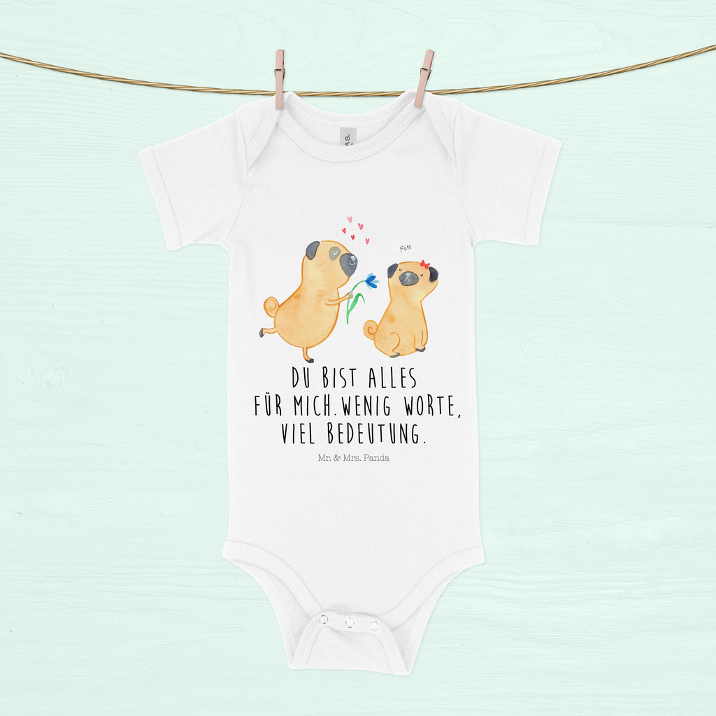 Organic Baby Body Mops verliebt Babykleidung, Babystrampler, Strampler, Wickelbody, Baby Erstausstattung, Junge, Mädchen, Hund, Hundemotiv, Haustier, Hunderasse, Tierliebhaber, Hundebesitzer, Sprüche, Mops, Möpse, Hundeliebe, verliebt, Liebe, Liebesspruch. Verlobt, Geschenk Freund, Partner