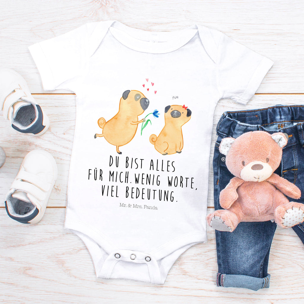 Organic Baby Body Mops verliebt Babykleidung, Babystrampler, Strampler, Wickelbody, Baby Erstausstattung, Junge, Mädchen, Hund, Hundemotiv, Haustier, Hunderasse, Tierliebhaber, Hundebesitzer, Sprüche, Mops, Möpse, Hundeliebe, verliebt, Liebe, Liebesspruch. Verlobt, Geschenk Freund, Partner